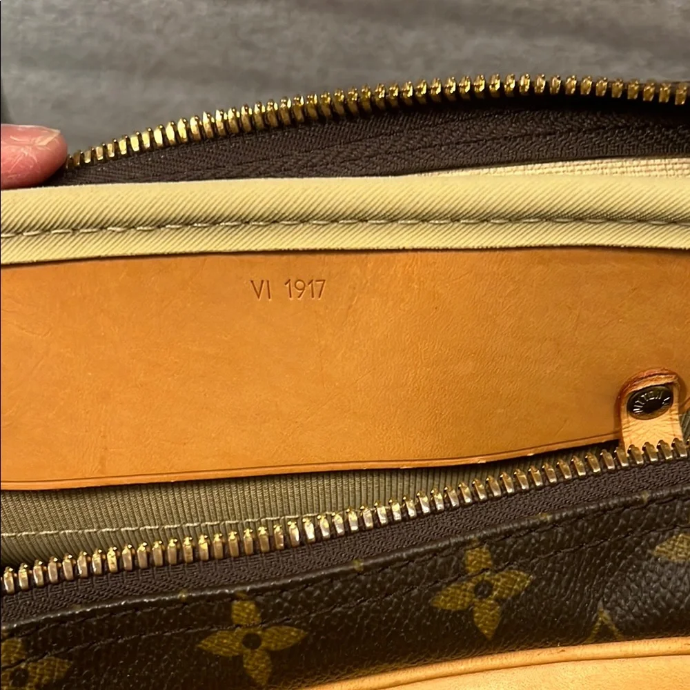 Louis Vuitton Brown Monogram travel Bag - Picture 6 of 15